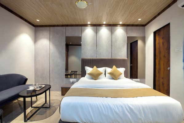 Premium tweepersoonskamer | Badkamer | Een douche, gratis toiletartikelen, handdoeken, zeep