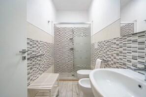 Familieleilighet, flere soverom (Casa Graziano 2 Near Sandy Beach) | Bad | Dusj, hårføner, bidé og håndklær