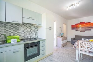 Familieleilighet, flere soverom (Casa Graziano 2 Near Sandy Beach) | Eget kjøkken | Kjøleskap, ovn, kokeplater og kaffetrakter/tekoker