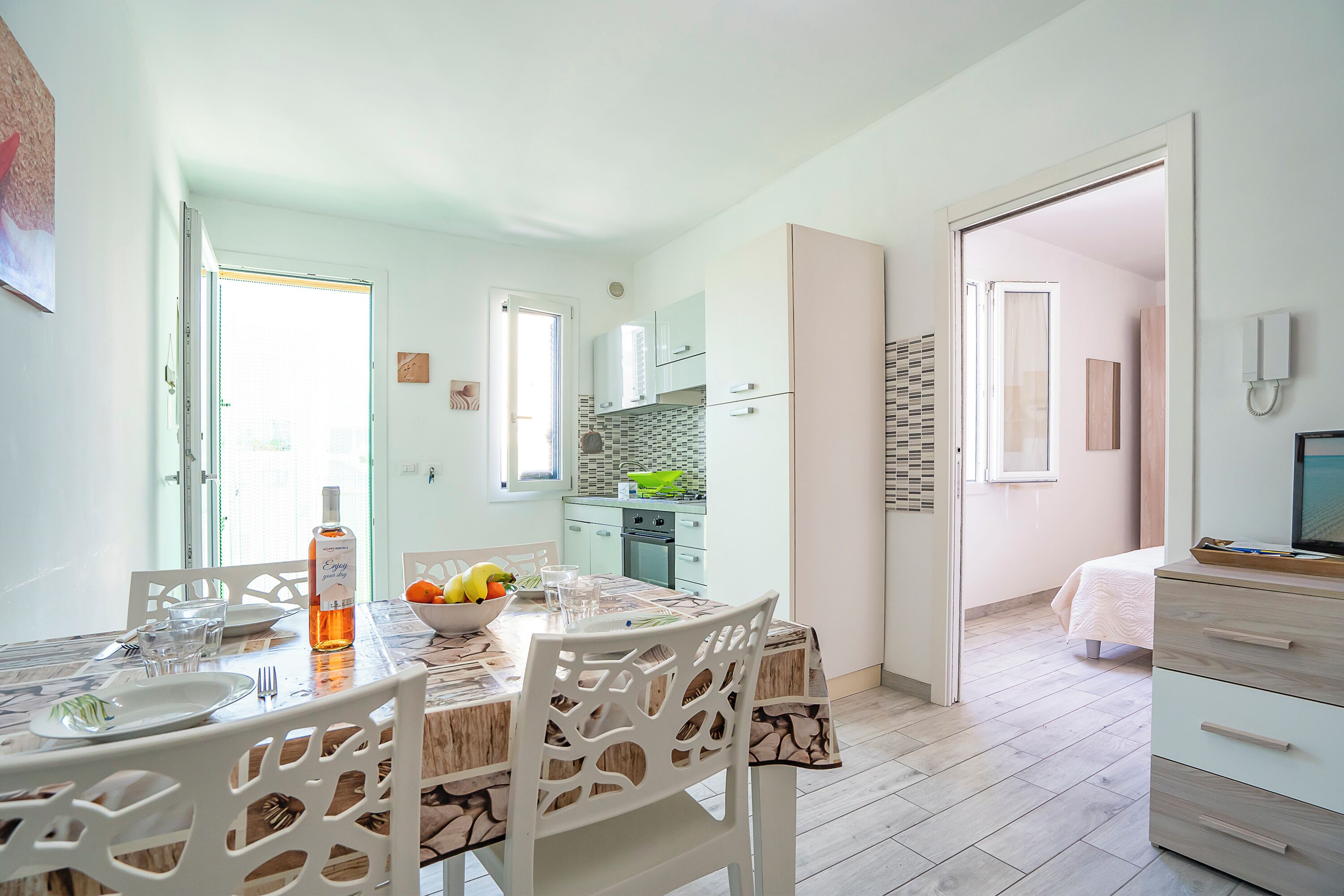 Apartamento familiar, varias habitaciones (Casa Graziano 2 Near Sandy Beach) | Cocina privada | Frigorífico, horno, placa de cocina y cafetera o tetera