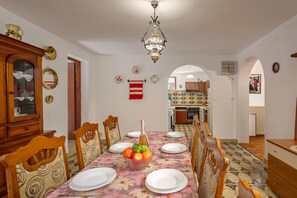 Family House, 5 Bedrooms, 2 Bathrooms (Old Captain's Retreat) | Dining room