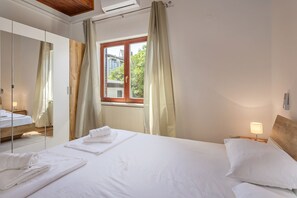 Family House, 5 Bedrooms, 2 Bathrooms (Old Captain's Retreat)