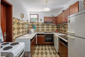 Maison familiale, 5 chambres, 2 salles de bains (Holiday House Sara) | Cuisine privée | Réfrigérateur, four à micro-ondes, surface de cuisson, lave-vaisselle