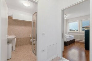 Departamento familiar, varias habitaciones (Torbolino) | Baño | Regadera, secadora de cabello, bidet, toallas 