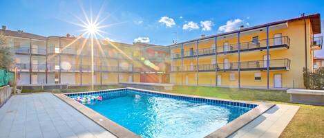 Familienapartment, Mehrere Schlafzimmer (Torbolino) | Pool | Außenpool (je nach Saison geöffnet)