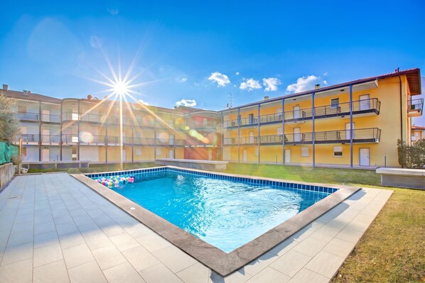 Departamento familiar, varias habitaciones (Torbolino) | Alberca | Alberca al aire libre por temporada 