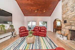 Smart TV, video games, offices - Unparalleled Views, Deck w/ HotTub, Game Room Pool Table | Panorama by AvantStay (Sevierville)