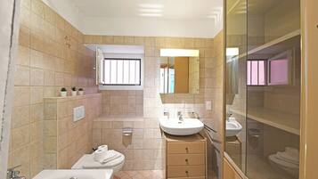 Family Apartment, Multiple Bedrooms (Lugano Bay View Uno) | Bathroom | Combined shower/bathtub, hair dryer, towels, soap