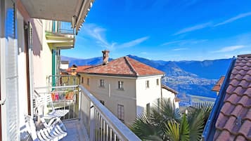 Family House, 3 Bedrooms, 2 Bathrooms (Lugano Bay View Twins) | Balcony
