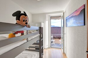 Familienapartment, Mehrere Schlafzimmer (Lugano Bay View Due) | 1 Schlafzimmer, Bügeleisen/Bügelbrett, kostenloses WLAN, Bettwäsche