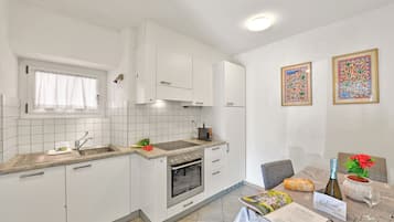 Family Apartment, Multiple Bedrooms (Lugano Bay View Uno) | Private kitchen | Fridge, oven, stovetop, dishwasher