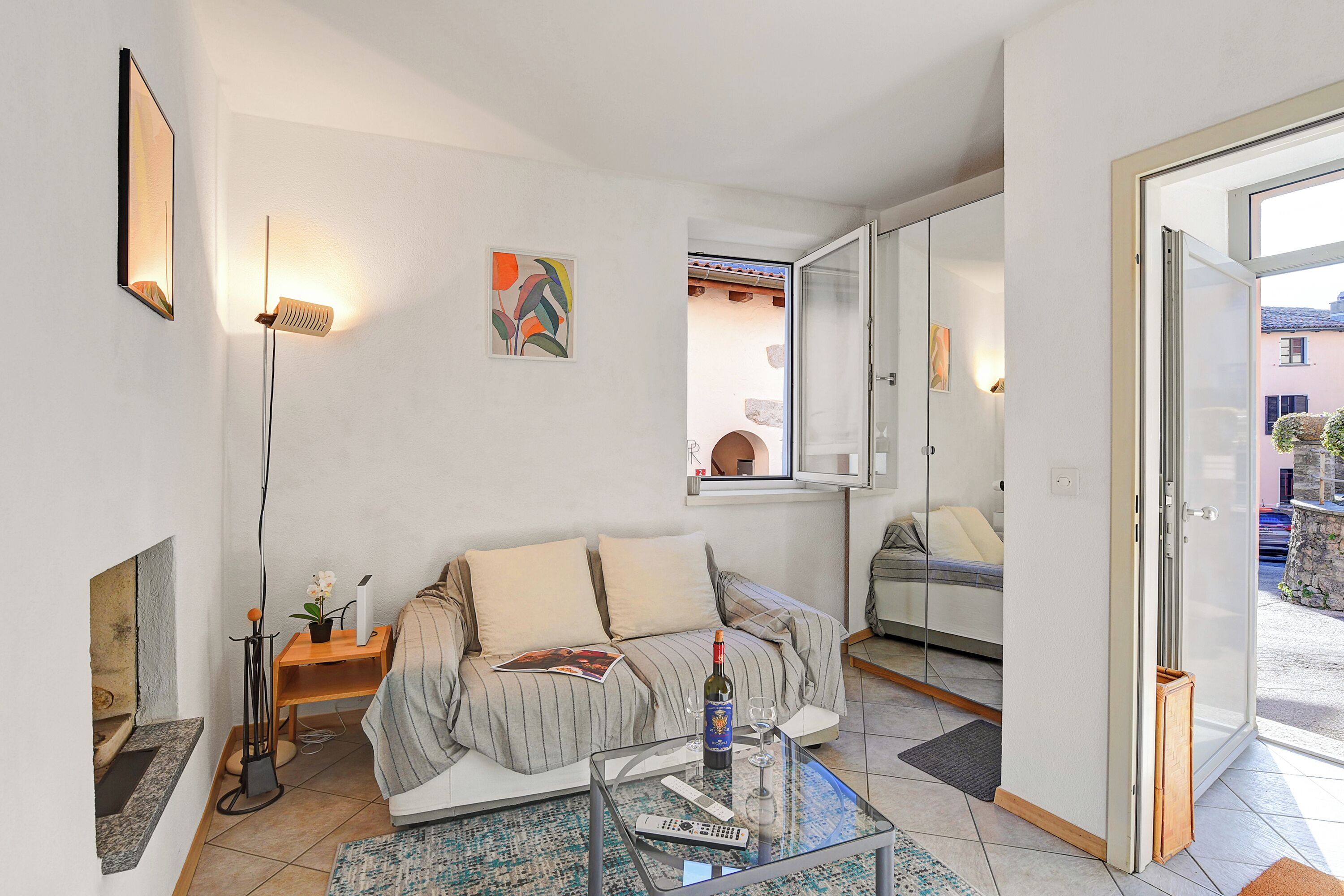 Maison familiale, plusieurs chambres, 2 salles de bains (Lugano Bay View Twins) | Aire de séjour | Téléviseur de 21 po avec télévision par câble