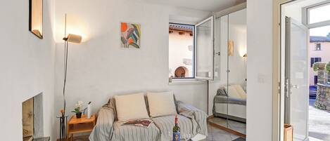 Maison familiale, plusieurs chambres, 2 salles de bains (Lugano Bay View Twins) | Aire de séjour | Téléviseur de 21 po avec télévision par cùble