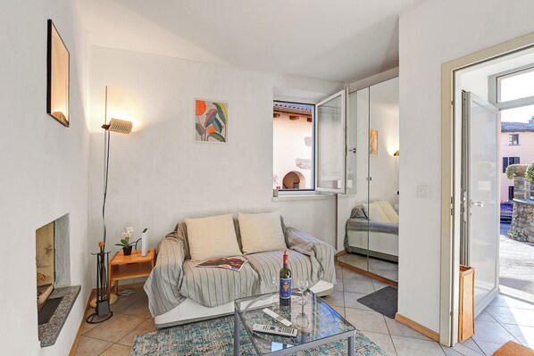 Familienhaus, Mehrere Schlafzimmer, 2 Bäder (Lugano Bay View Twins) | Wohnbereich | 21-Zoll-Fernseher mit Kabelempfang