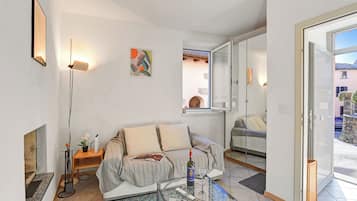 Family Apartment, Multiple Bedrooms (Lugano Bay View Uno) | Living area | 21-inch TV with cable channels