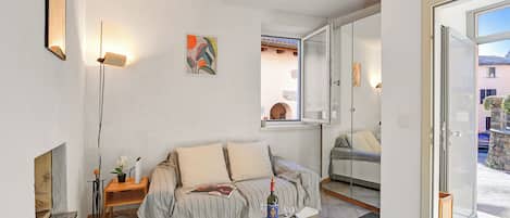 家庭公寓, 多间卧室 (Lugano Bay View Uno) | 起居区 | 21-英寸电视(配备有线频道)