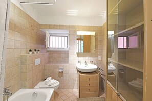 Une salle de bain moderne avec une baignoire, un lavabo et des toilettes.