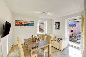 Familiehus, flere soverom, 2 bad (Lugano Bay View Twins) | Spiseområde