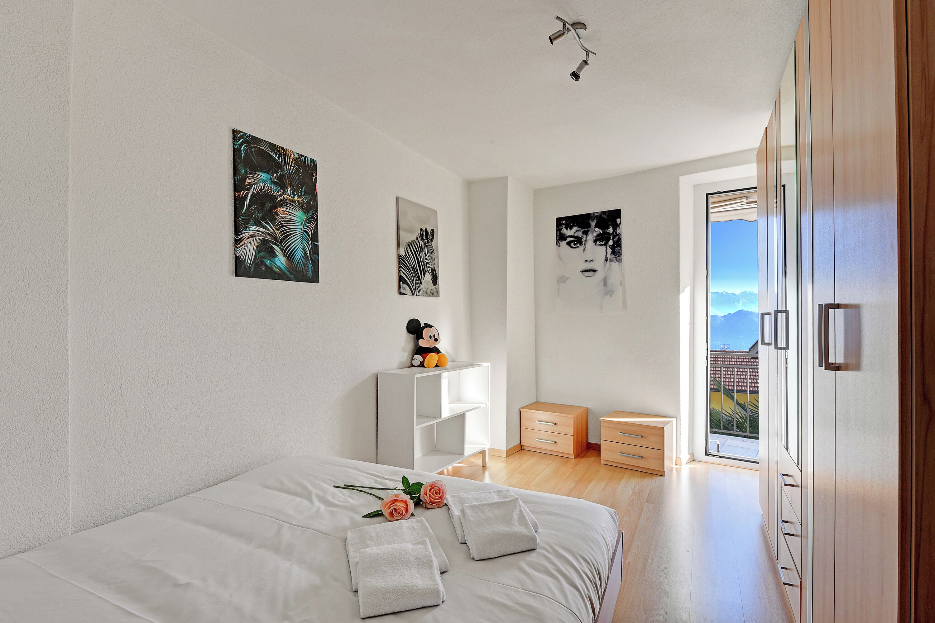 Familienhaus, Mehrere Schlafzimmer, 2 Bäder (Lugano Bay View Twins) | 1 Schlafzimmer, Bügeleisen/Bügelbrett, kostenloses WLAN, Bettwäsche