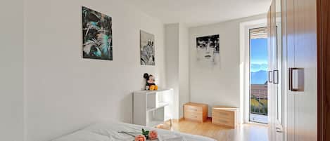 Maison Familiale, plusieurs chambres, 2 salles de bains (Lugano Bay View Twins) | 1 chambre, fer et planche à repasser, Wi-Fi gratuit, draps fournis