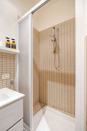 Dusche, Haartrockner, Bidet, Handtücher