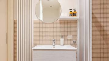 Shower, hair dryer, bidet, towels