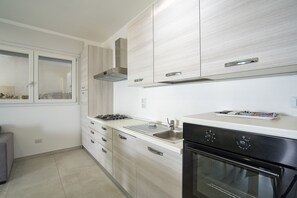 Kjøleskap, ovn, kokeplater og kaffetrakter/tekoker