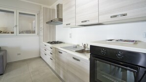 Familieleilighet, flere soverom, sjøvendt (Villa Blu Panoramica Bilo Sea View) | Eget kjøkken | Kaffetrakter/tekoker, kjøleskap, ovn og kokeplater