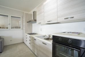 Familienapartment, Mehrere Schlafzimmer, Meerseite (Villa Blu Panoramica Bilo Sea View) | Eigene Küche | Kühlschrank, Ofen, Herdplatte, Wasserkocher mit Kaffee-/Teezubehör