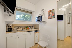 Family Studio (Jolie Sur La Mer - Petit Studio) | Dapur peribadi | Peti sejuk, ketuhar gelombang mikro, dapur, pembancuh kopi/teh 