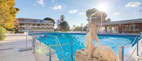 Familjestudio (Jolie Sur La Mer - Petit Studio) | Pool | En sÀsongsöppen utomhuspool