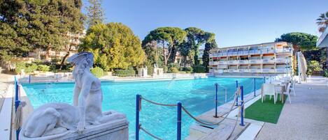 En säsongsöppen utomhuspool