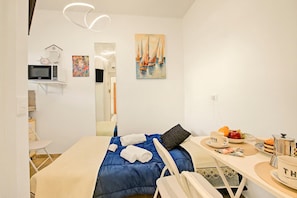 Family Studio, Microwave (Jolie Sur La Mer - Petit Studio) | Dining