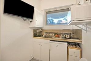 Kühlschrank, Mikrowelle, Herdplatte, Wasserkocher mit Kaffee-/Teezubehör