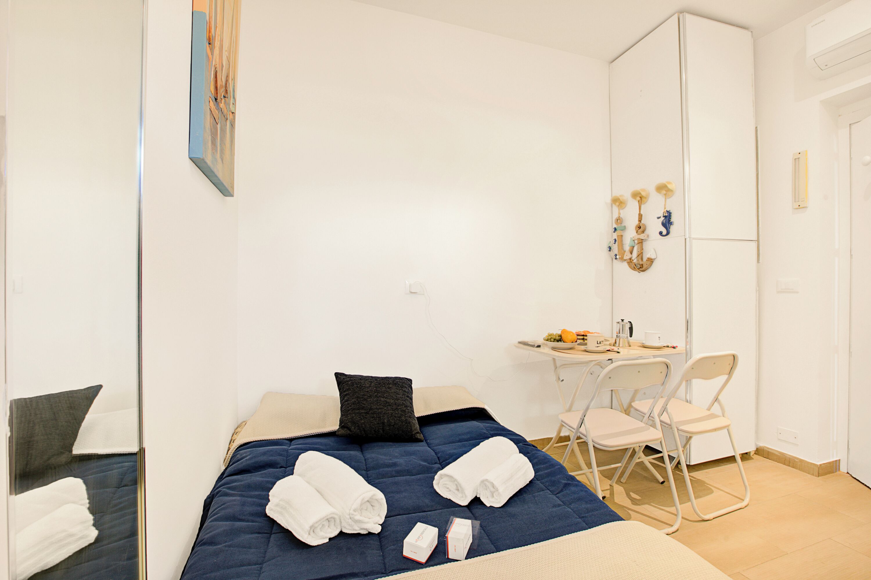 Une chambre d’hôtel avec un lit, un bureau et une chaise.