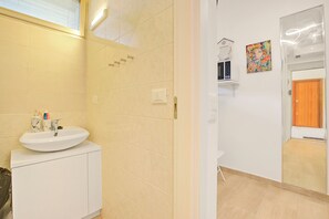 Family Studio (Jolie Sur La Mer - Petit Studio) | Bathroom