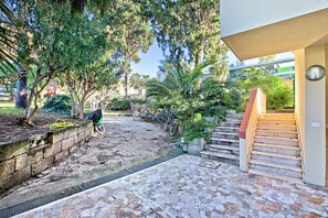 Family Studio (Jolie Sur La Mer - Petit Studio) | Property grounds