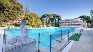 Una piscina al aire libre de temporada