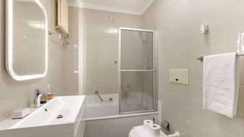 Studio Standar, pemandangan gunung, tepi danau (La Perla Sul Lago) | Kamar mandi | Kombinasi shower/bathtub, pengering rambut, kloset, dan handuk