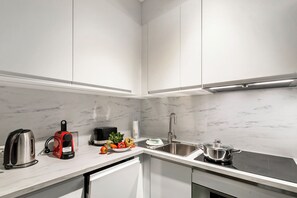 Standard Studio, Mountain View, Lakeside (La Perla Sul Lago) | Private kitchen | Fridge, microwave, oven, stovetop - La Perla Sul Lago (Paradiso)