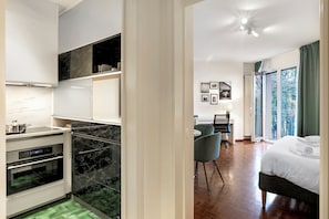 Khu vực làm việc phù hợp cho laptop, bàn ủi/dụng cụ ủi quần áo