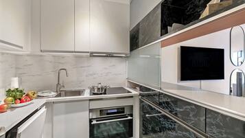 Estudi estàndard, vistes a la muntanya, al costat del llac (La Perla Sul Lago) | Cuina privada | Frigorífic, microones, forn i placa de cuina