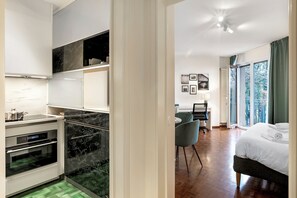 标准开间, 山景, 湖畔 (La Perla Sul Lago) | 笔记本电脑工作区、熨斗/熨衣板、免费 WiFi、床单