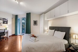 Laptop workspace, iron/ironing board, free WiFi, bed sheets - La Perla Sul Lago (Paradiso)