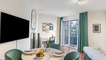 Laptop workspace, iron/ironing board, free WiFi, bed sheets