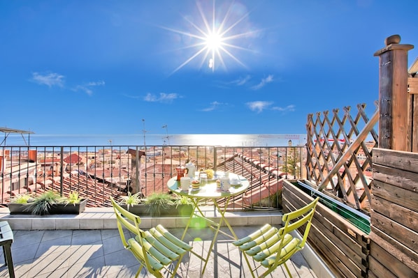 Standard Apartment, Multiple Bedrooms (Un Terrazzo Nella Pigna) | Outdoor dining