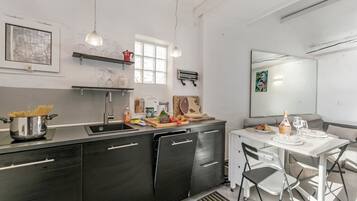 Apartemen Standar, 1 kamar tidur (Un Terrazzo Nella Pigna) | Dapur pribadi | Lemari es, kompor, mesin pencuci piring, dan ketel listrik