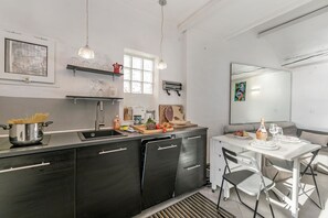 Refrigerador, placa de cocina, lavavajillas, tetera/pava eléctrica