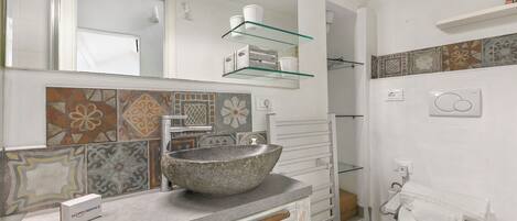 Standard-Apartment, Mehrere Schlafzimmer (Un Terrazzo Nella Pigna) | Badezimmer | Dusche, Haartrockner, Bidet, Handtücher