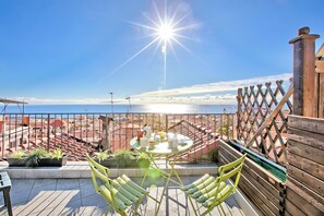 Standard Apartment, Multiple Bedrooms (Un Terrazzo Nella Pigna) | Outdoor dining
